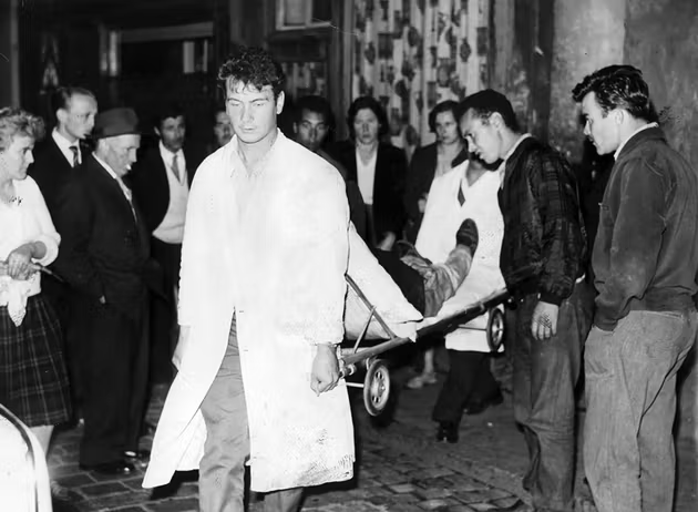 نقل أحد المصابين في مدينة ميتز، ليلة 23 - 24 جويلية 1961. صورة: أرشيف خاص عبر صحيفة لوموند. 