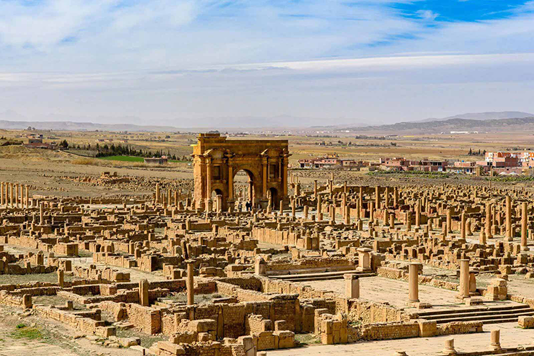 مدينة تيمقاد… موقع أثري يبهر الزوار في حاجة إلى استثمار