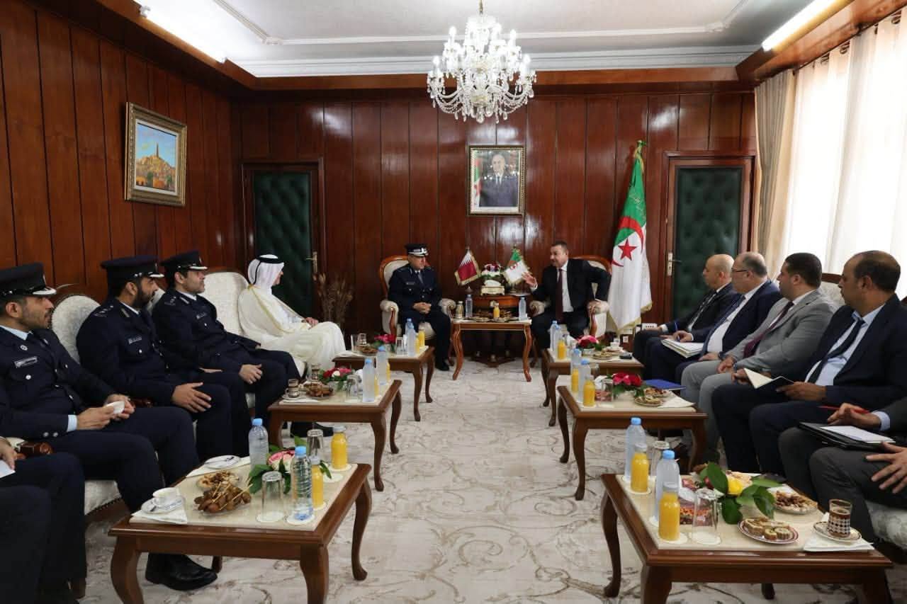 بالصور.. وزير الداخلية يبحث مع مسؤول قطري تعزيز التعاون الأمني