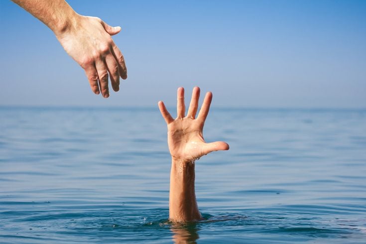 كيف تتصرف لإنقاذ شخص على وشك الغرق؟