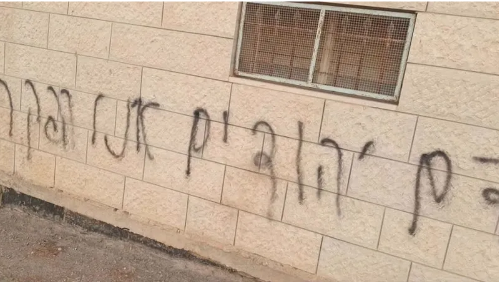 تصعيد جديد بالضفة.. إحراق مسجدين ومنزل وكتابة هذه الشعارات العنصرية