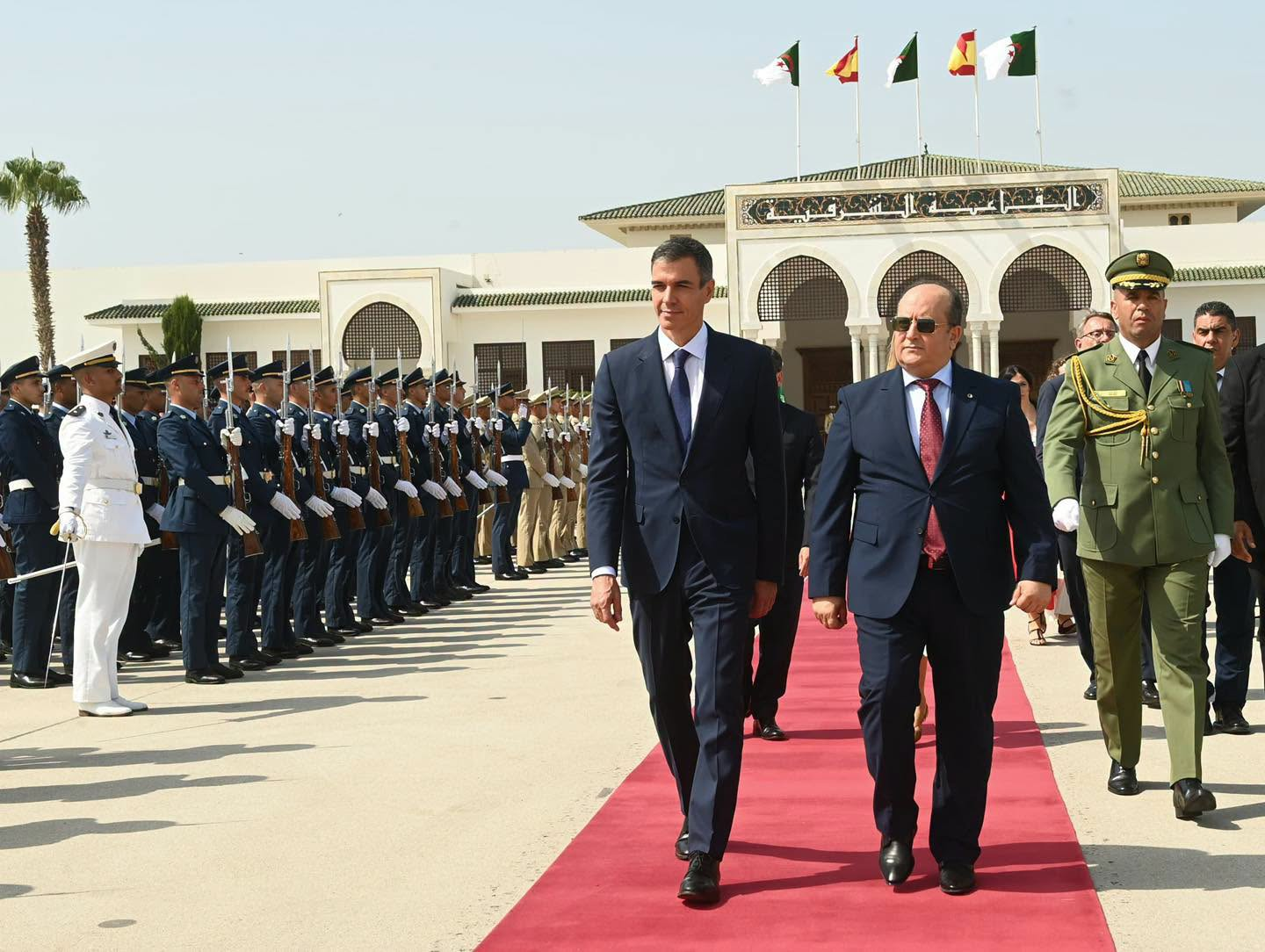 سانشيز يغادر الجزائر