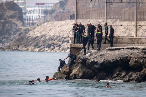وصول أكثر من 1500 شخص إلى سبتة من المغرب
