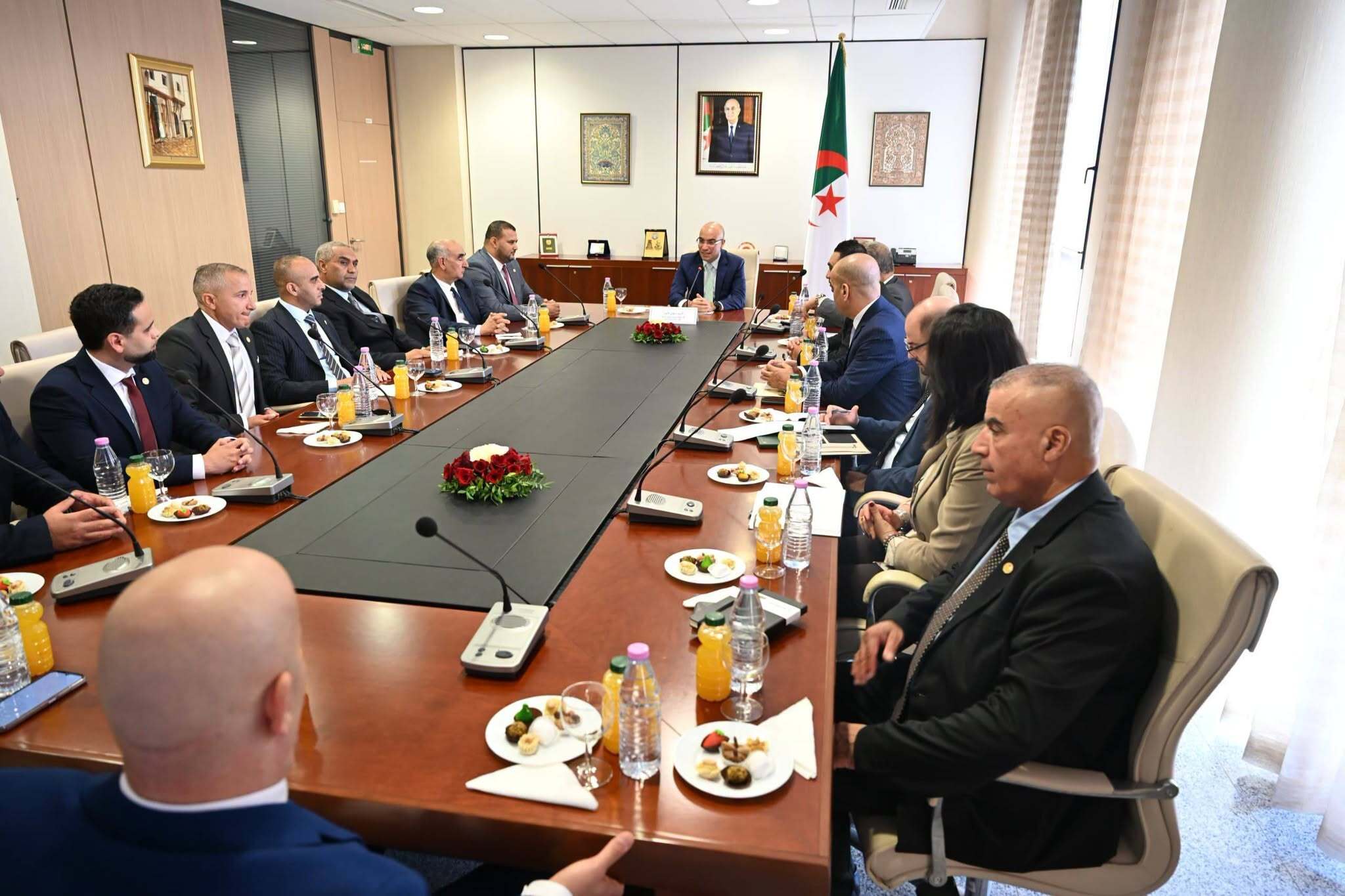 الخارجية ونواب الجالية يبحثون أوضاع الجزائريين المقيمين بالخارج
