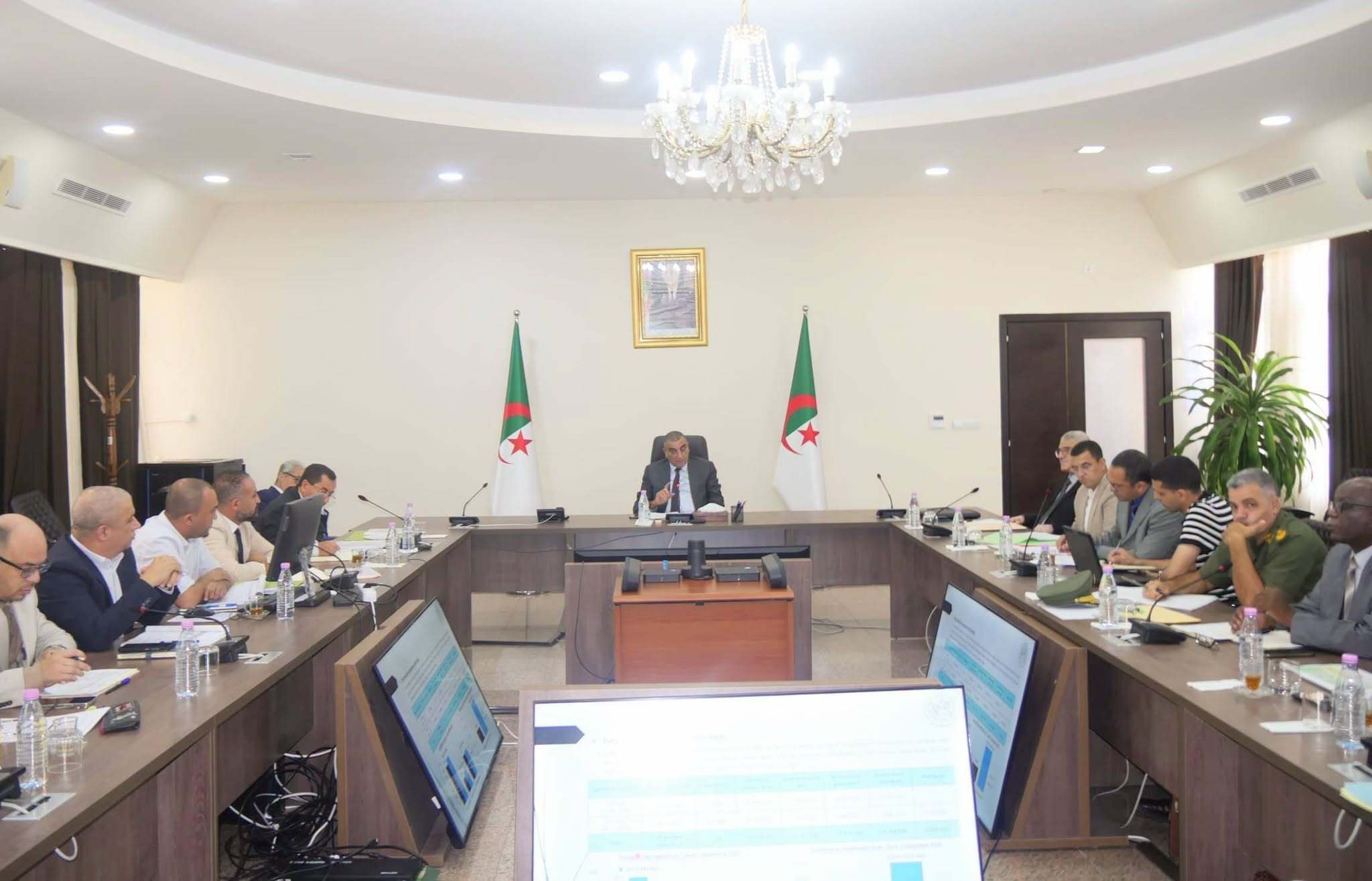 جلاوي يأمر بتقليص آجال إنجاز مشاريع الأشغال العمومية في المناطق الجنوبية