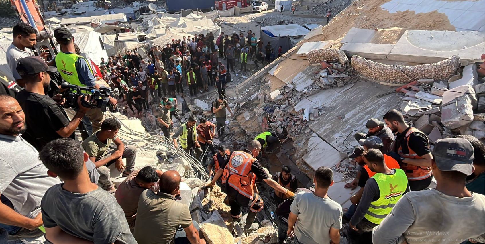 مأساة جديدة في غزة.. 12 قتيلا وعشرات المفقودين إثر انهيار مبنى للنازحين