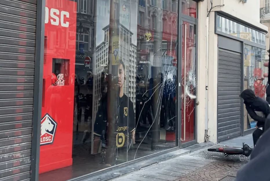 Incident à Lille : Un magasin de football vandalisé pendant des manifestations