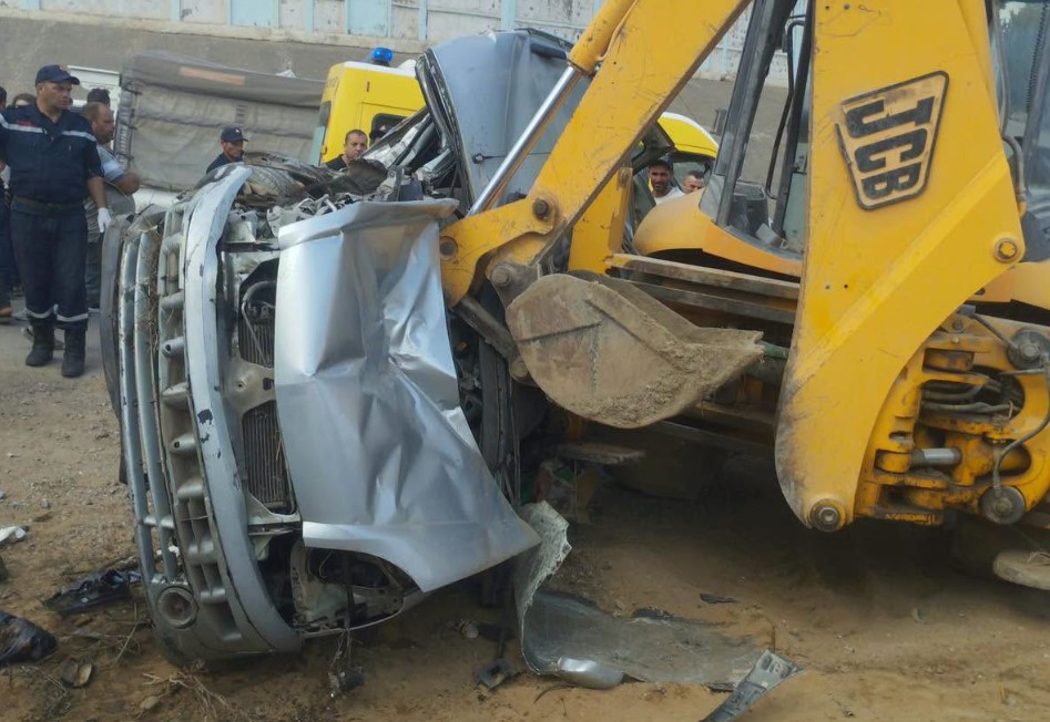 Trois personnes décédées dans une collision entre une voiture et une pelleteuse à Jijel