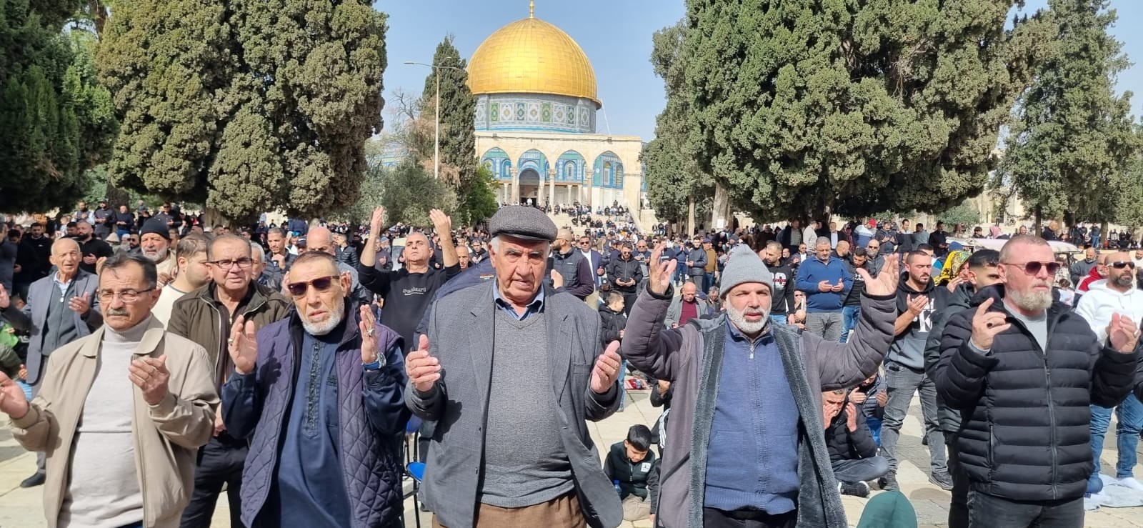 رغم قيود الاحتلال.. عشرات الآلاف من الفلسطينيين يقيمون صلاة الجمعة في الأقصى