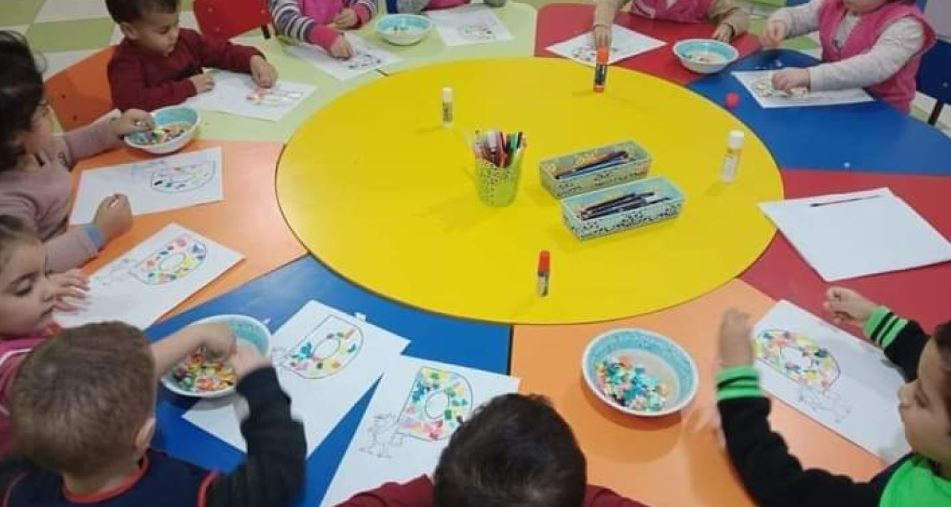 أمهات يحترن بين بقاء أطفالهن في حضن العائلة أو الروضة!