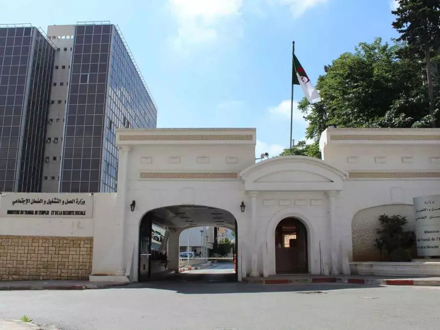 عطلة مدفوعة الأجر في الجزائر بمناسبة الذكرى السبعين والثانية لاندلاع الثورة التحريرية